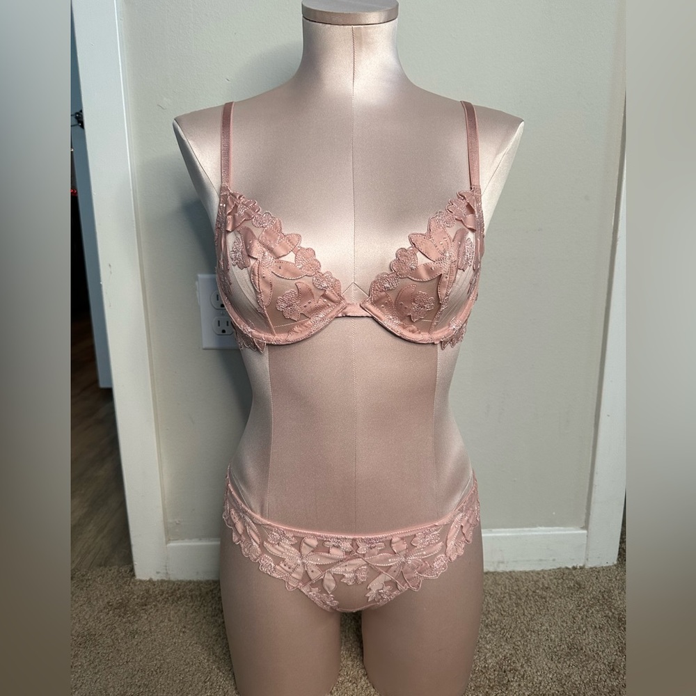 Floral embroidered set